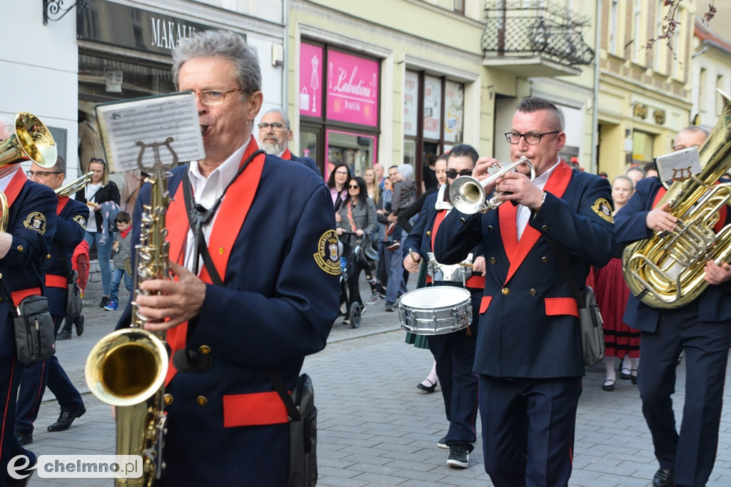 Barwny korowód i piękne występy na Rynku