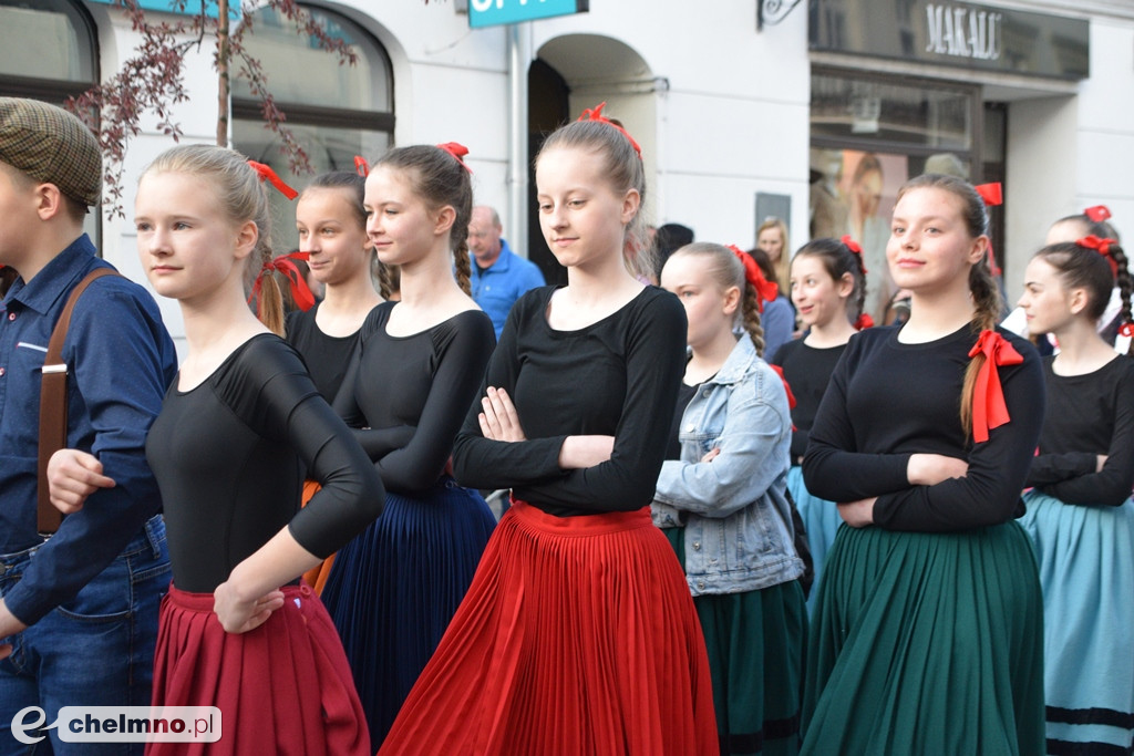Barwny korowód i piękne występy na Rynku