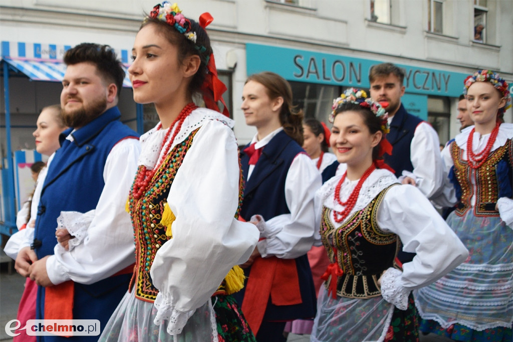Barwny korowód i piękne występy na Rynku