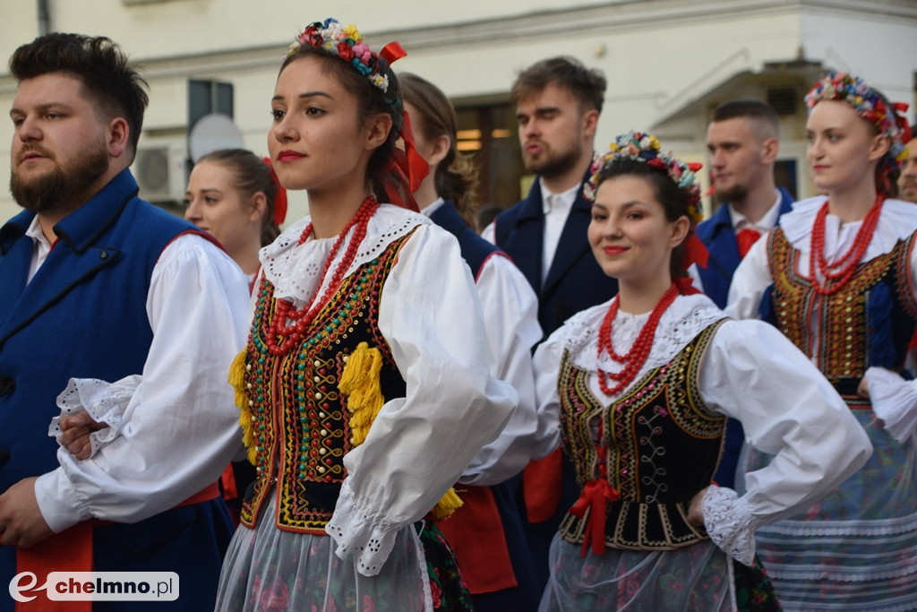 Barwny korowód i piękne występy na Rynku