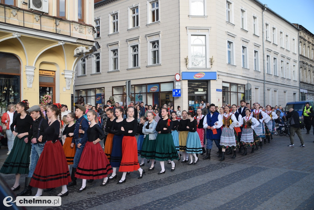 Barwny korowód i piękne występy na Rynku