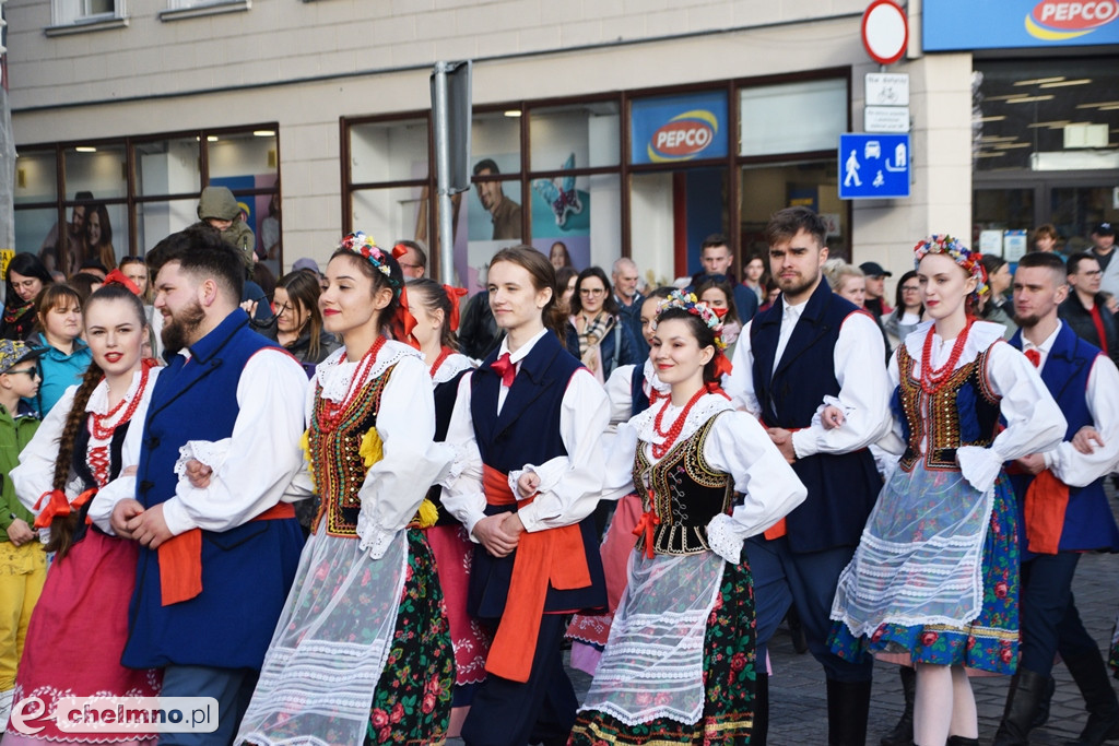 Barwny korowód i piękne występy na Rynku