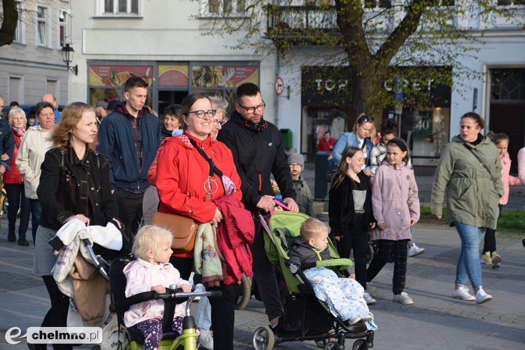 Barwny korowód i piękne występy na Rynku