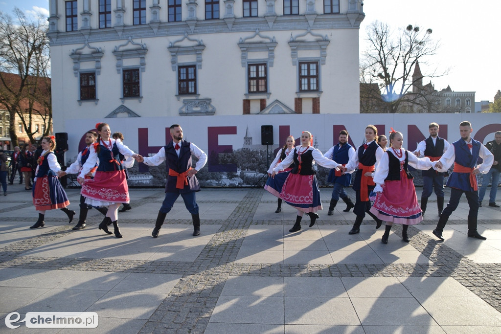 Barwny korowód i piękne występy na Rynku