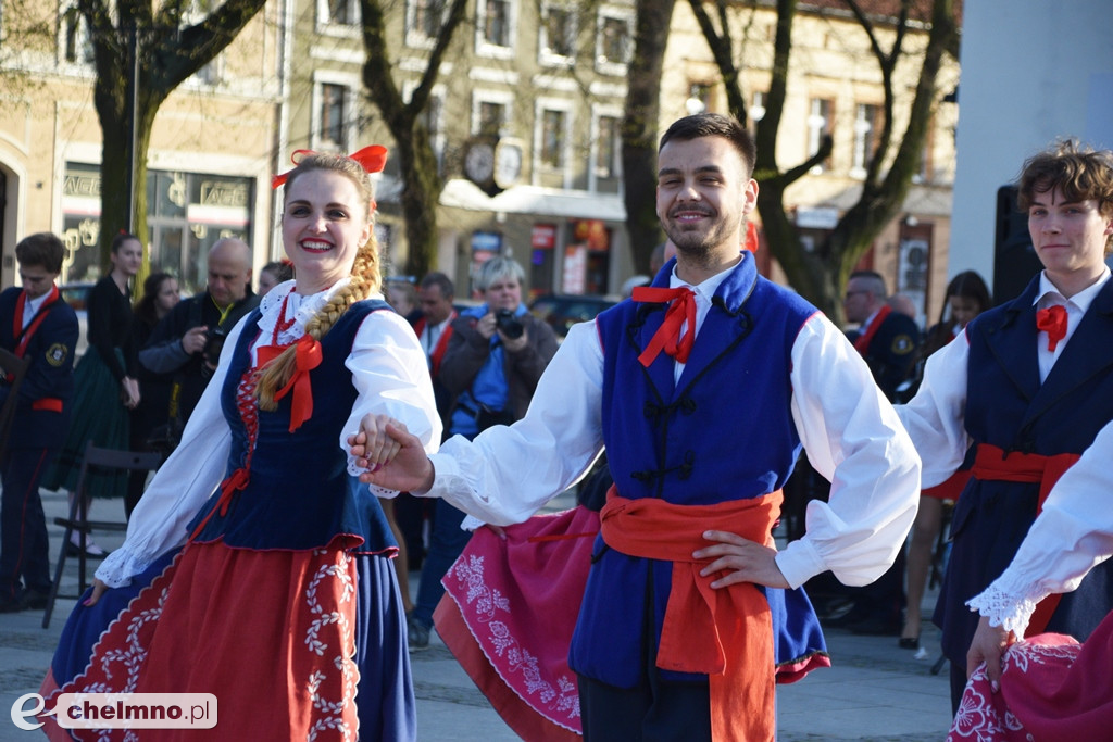 Barwny korowód i piękne występy na Rynku