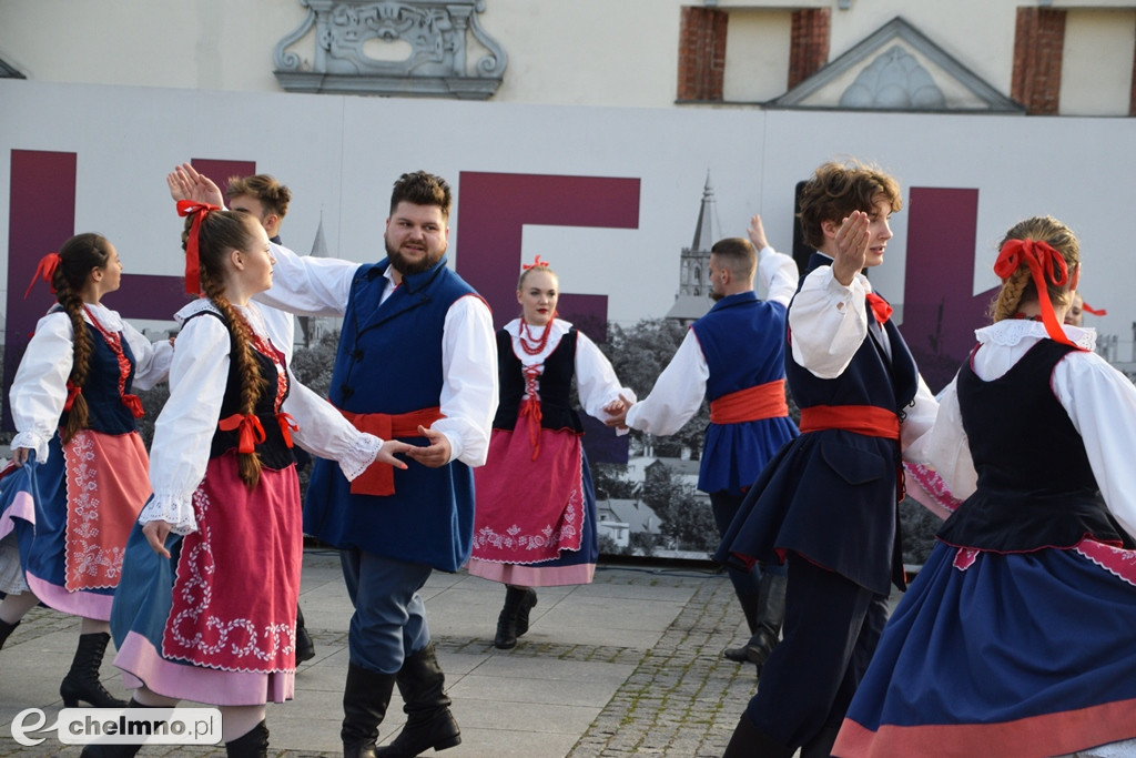Barwny korowód i piękne występy na Rynku