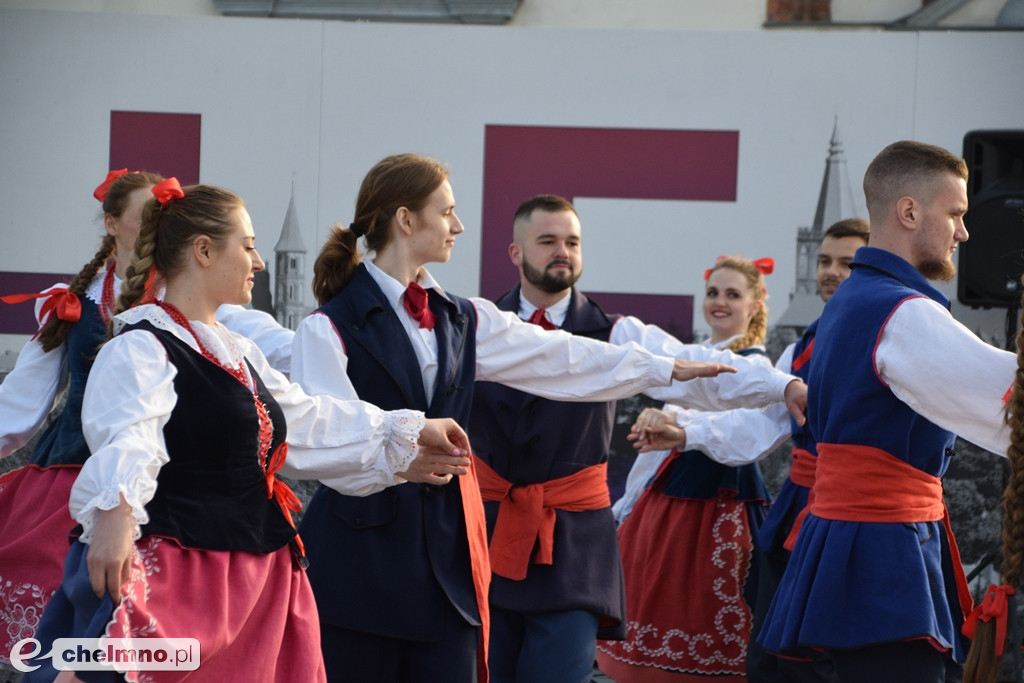 Barwny korowód i piękne występy na Rynku