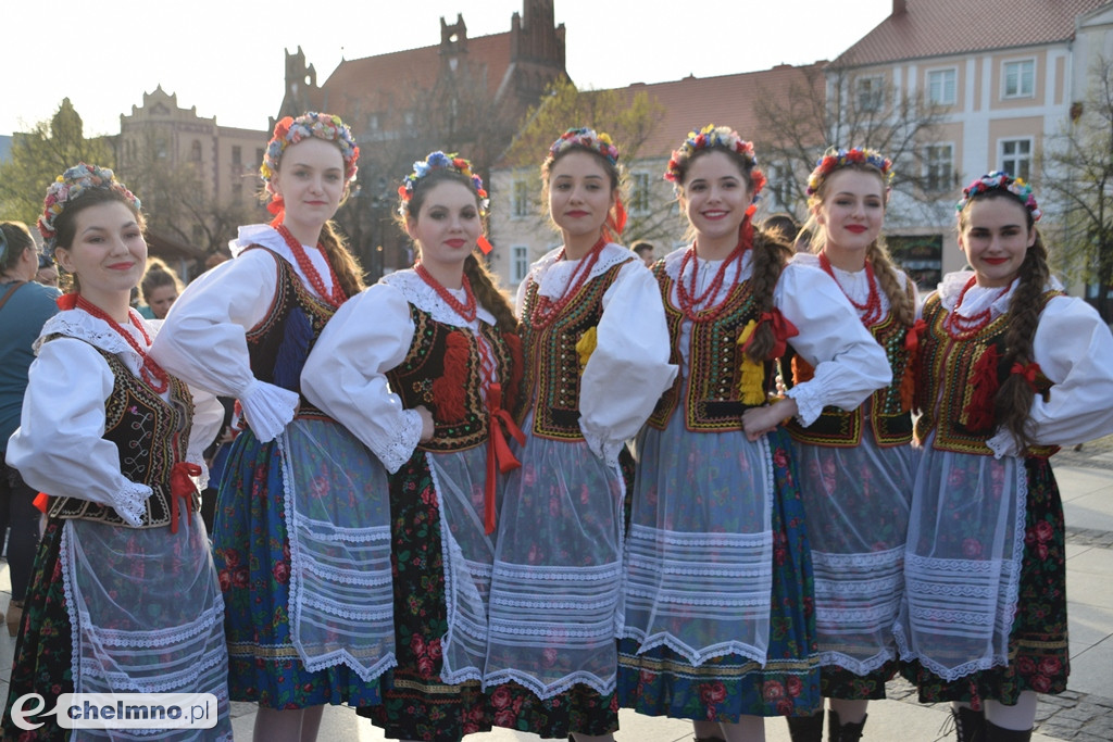 Barwny korowód i piękne występy na Rynku