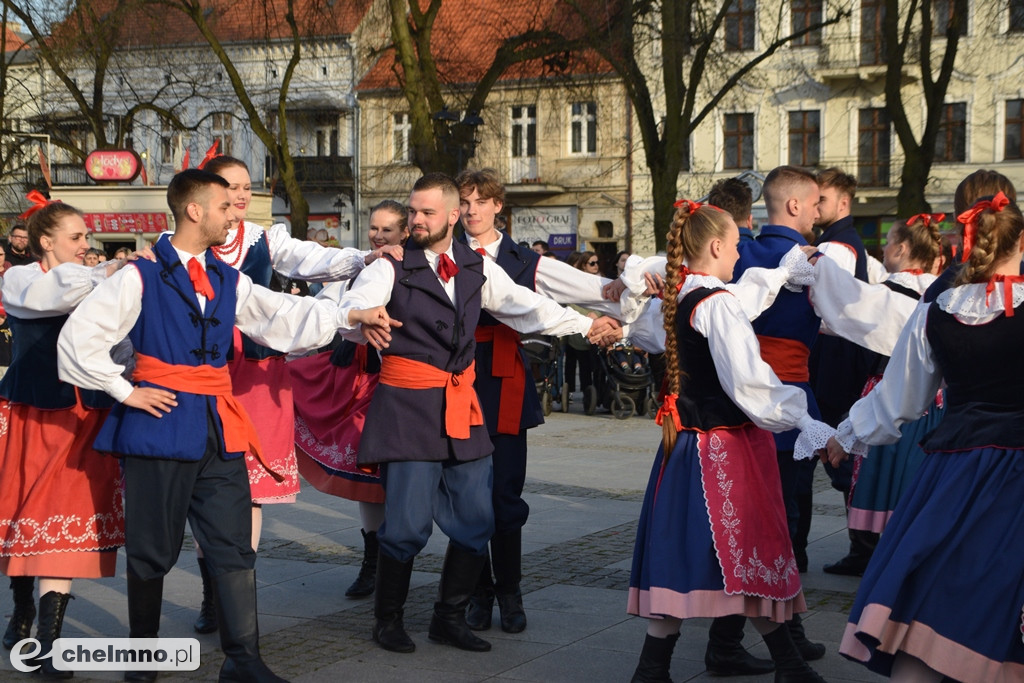 Barwny korowód i piękne występy na Rynku
