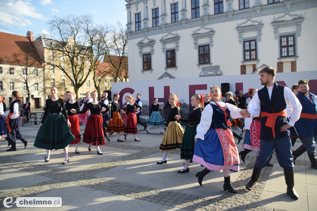 Barwny korowód i piękne występy na Rynku