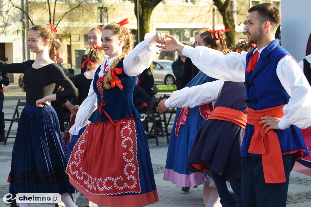Barwny korowód i piękne występy na Rynku