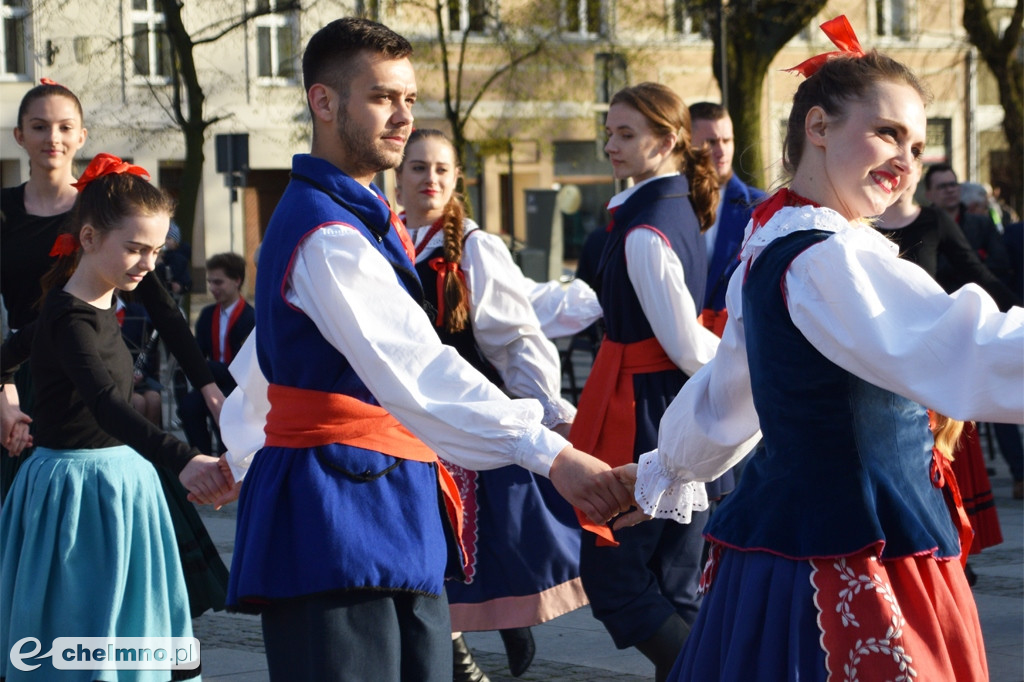 Barwny korowód i piękne występy na Rynku