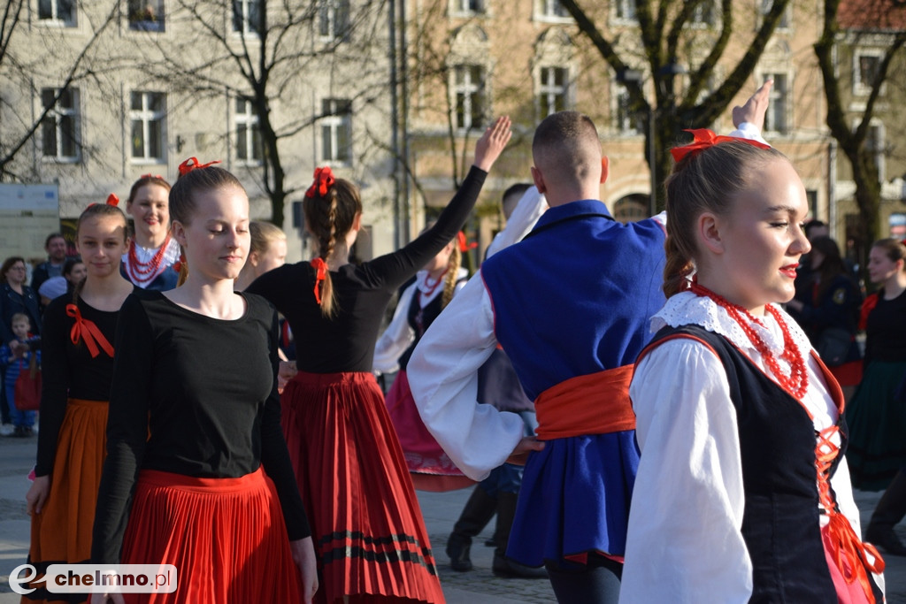 Barwny korowód i piękne występy na Rynku