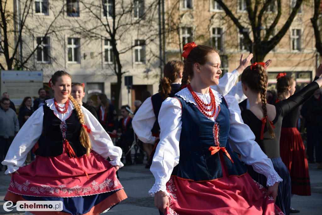 Barwny korowód i piękne występy na Rynku