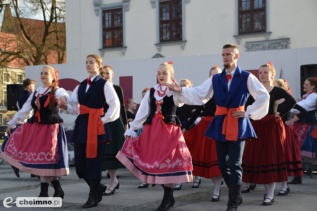 Barwny korowód i piękne występy na Rynku