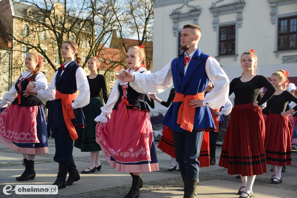 Barwny korowód i piękne występy na Rynku