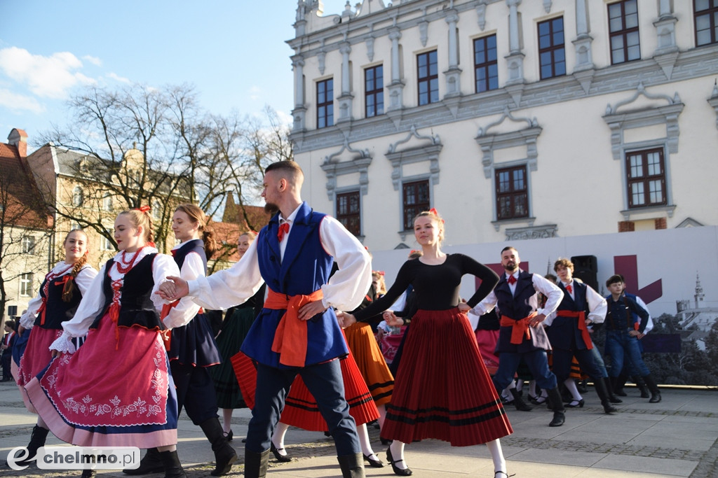 Barwny korowód i piękne występy na Rynku
