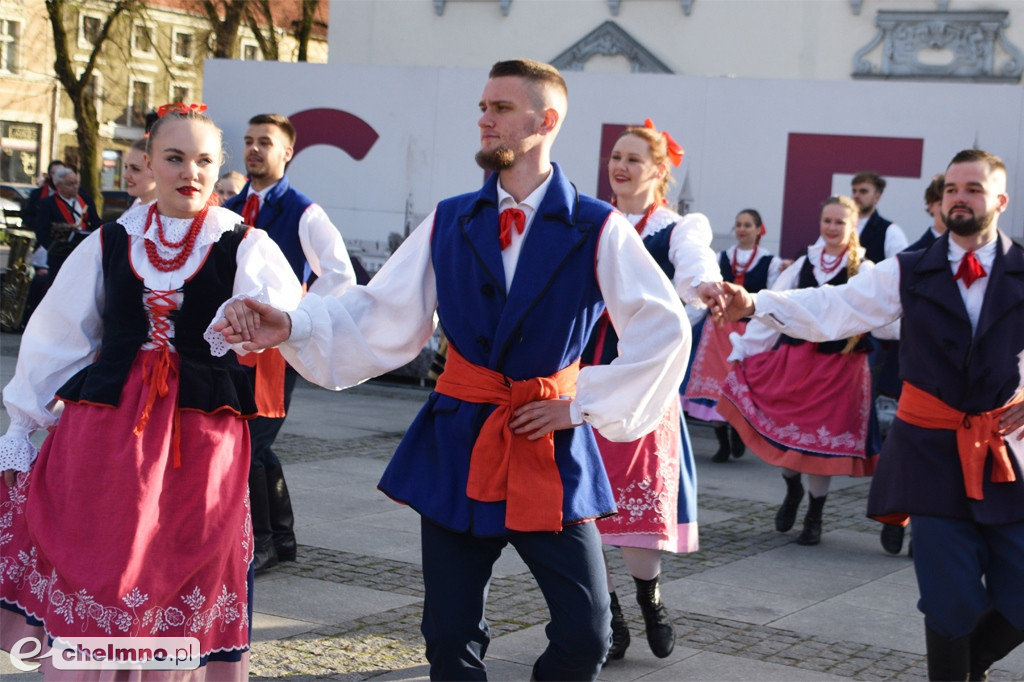 Barwny korowód i piękne występy na Rynku