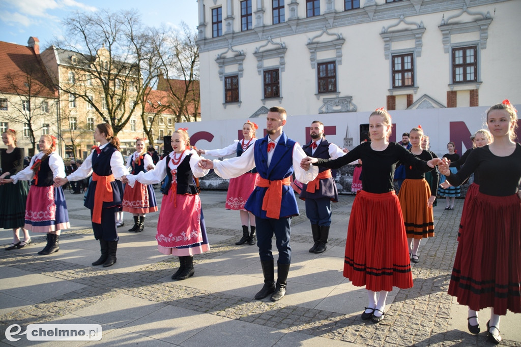 Barwny korowód i piękne występy na Rynku