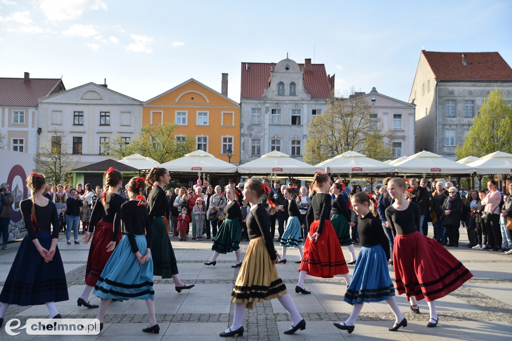 Barwny korowód i piękne występy na Rynku