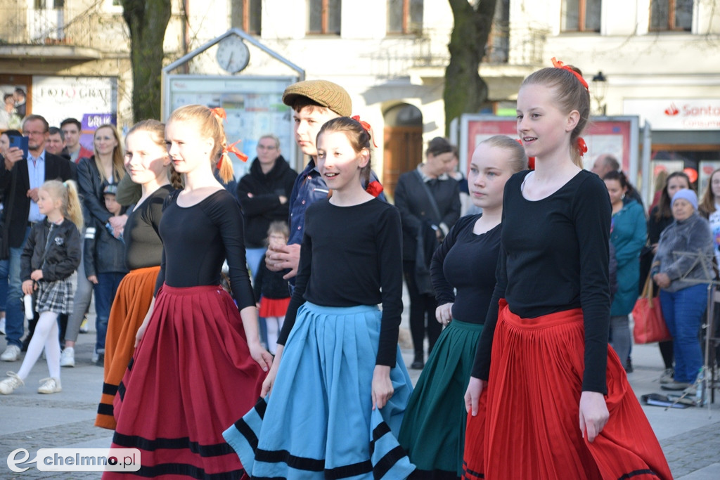 Barwny korowód i piękne występy na Rynku
