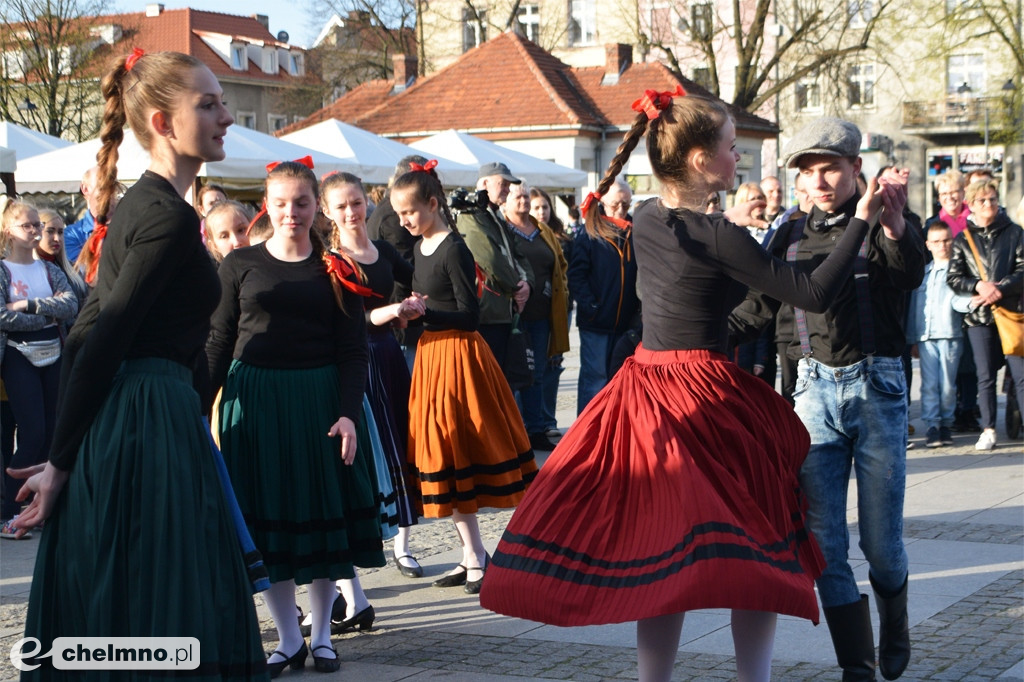 Barwny korowód i piękne występy na Rynku