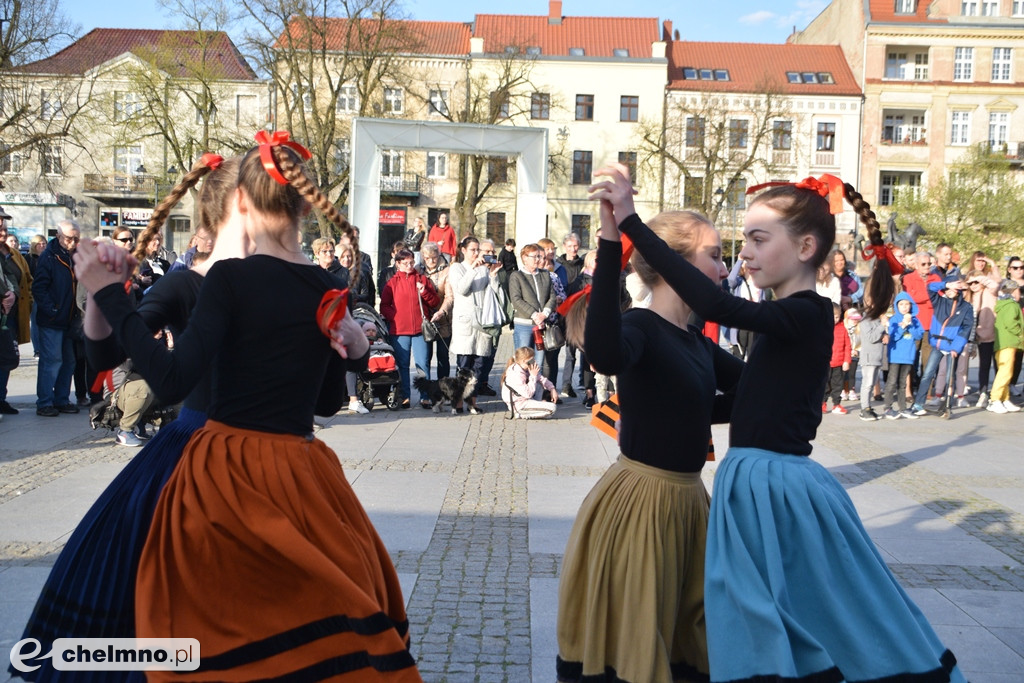 Barwny korowód i piękne występy na Rynku