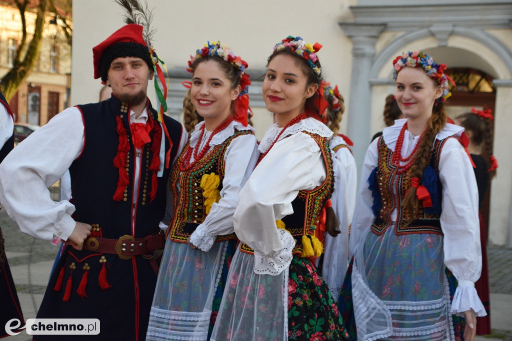 Barwny korowód i piękne występy na Rynku