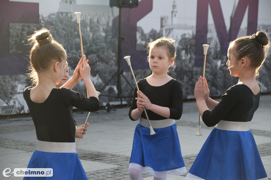Barwny korowód i piękne występy na Rynku
