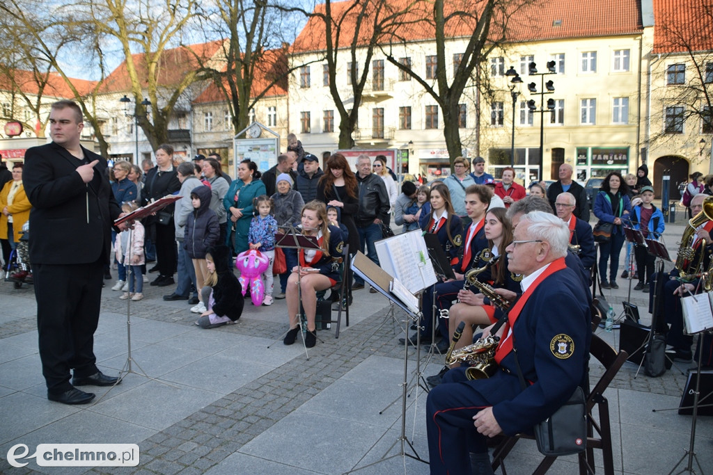 Barwny korowód i piękne występy na Rynku