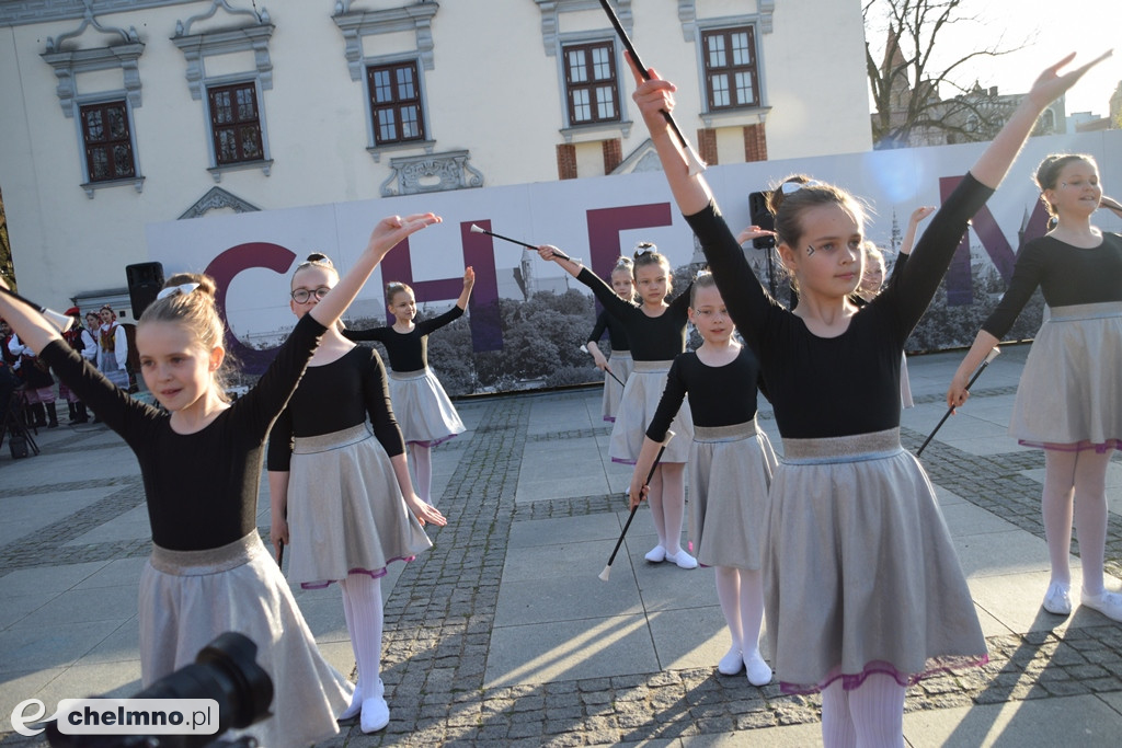 Barwny korowód i piękne występy na Rynku