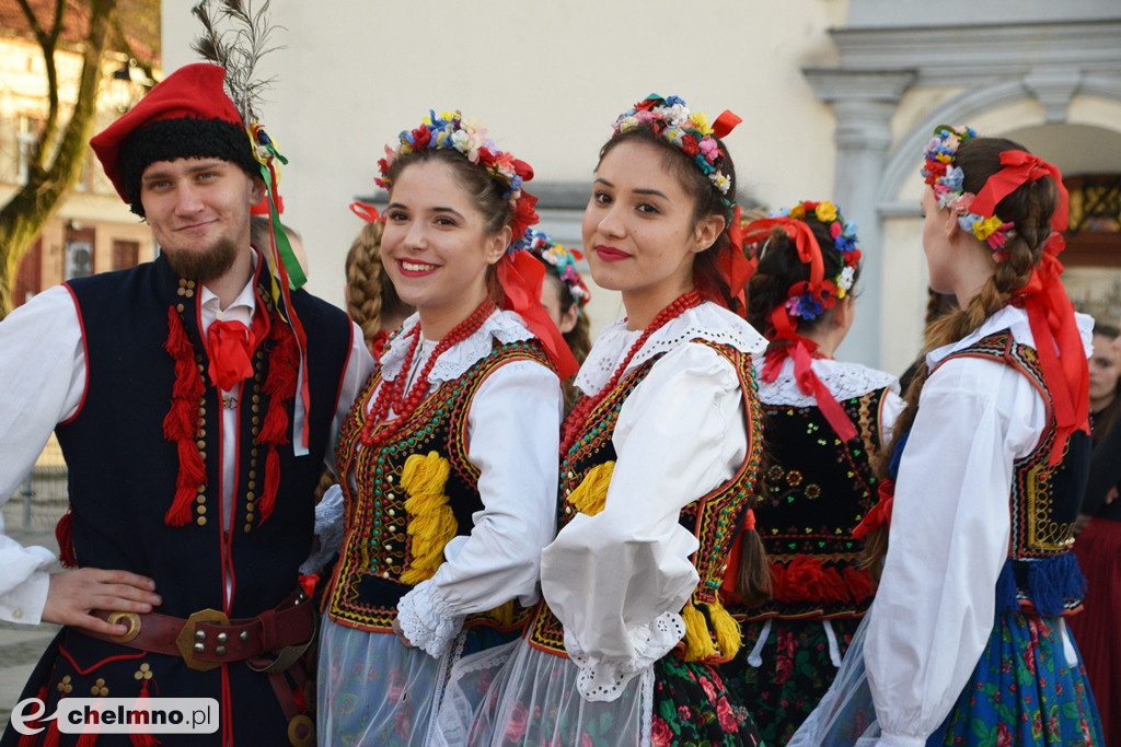 Barwny korowód i piękne występy na Rynku