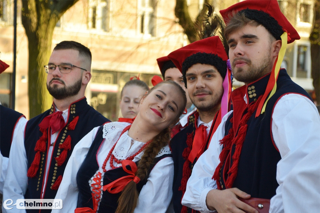 Barwny korowód i piękne występy na Rynku