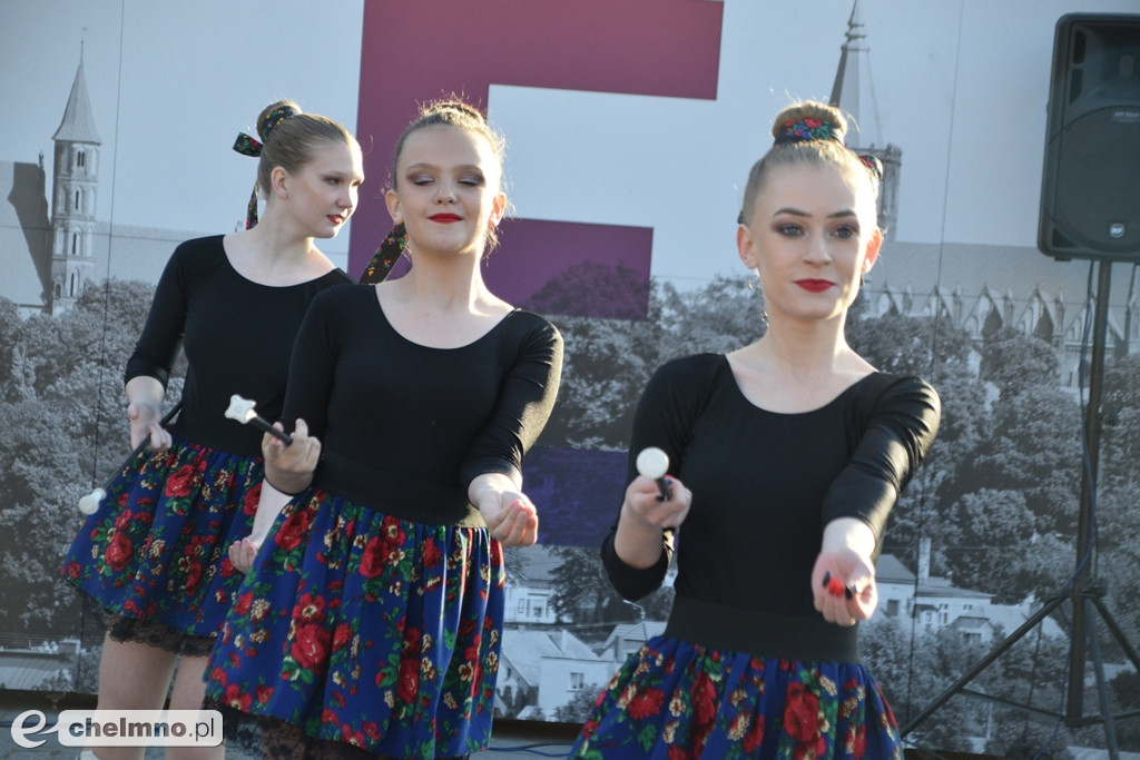 Barwny korowód i piękne występy na Rynku