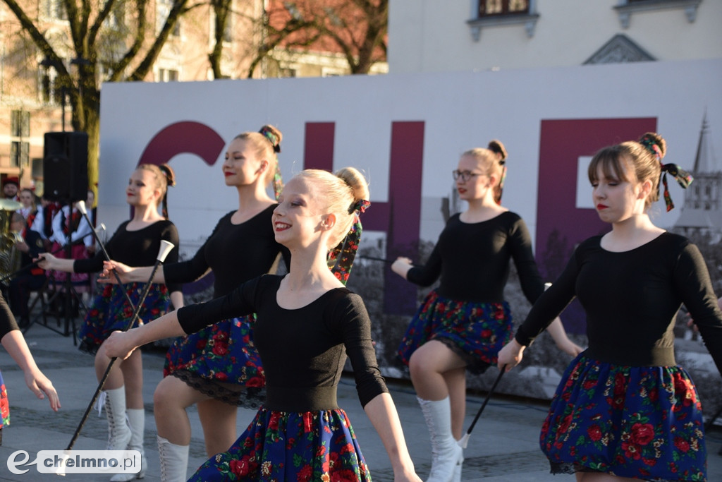 Barwny korowód i piękne występy na Rynku