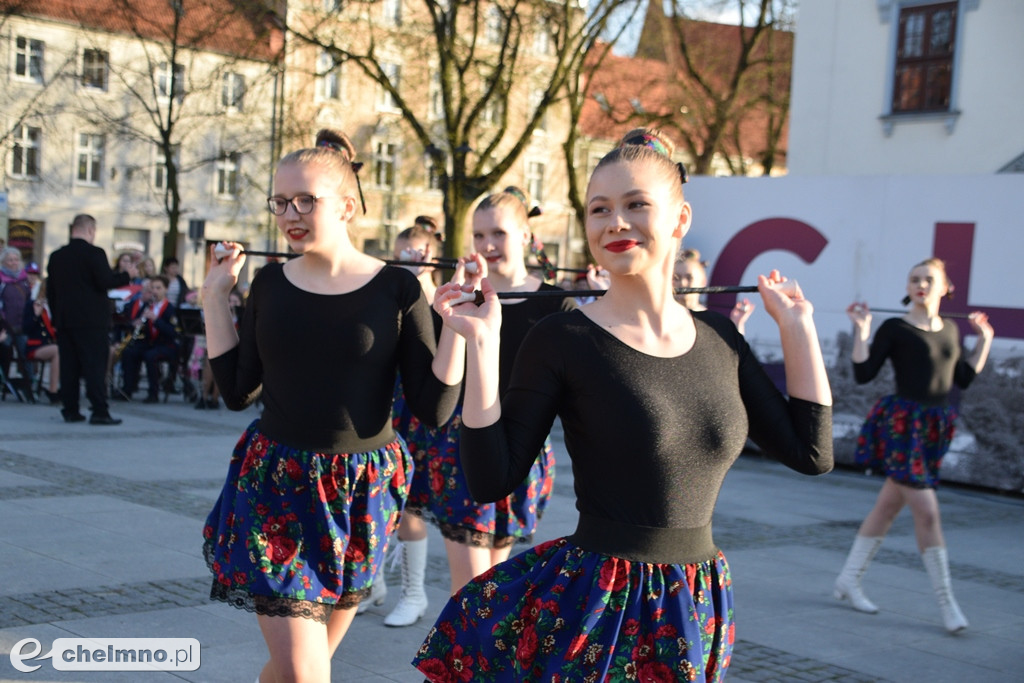 Barwny korowód i piękne występy na Rynku