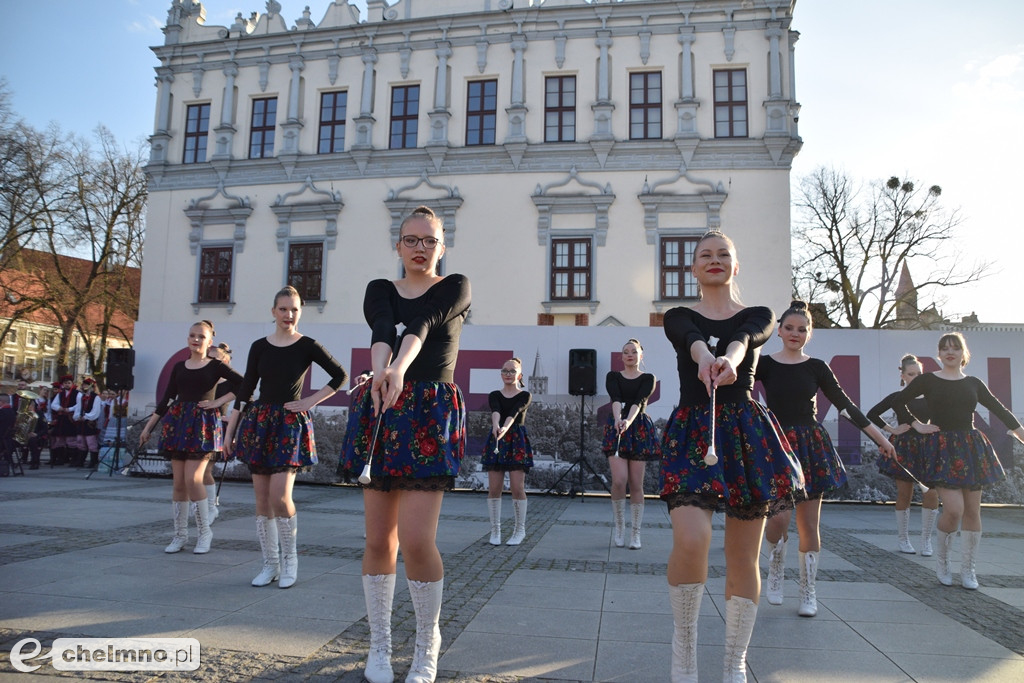 Barwny korowód i piękne występy na Rynku