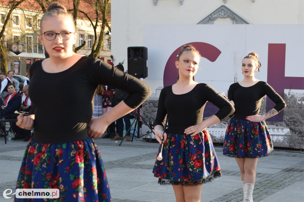 Barwny korowód i piękne występy na Rynku