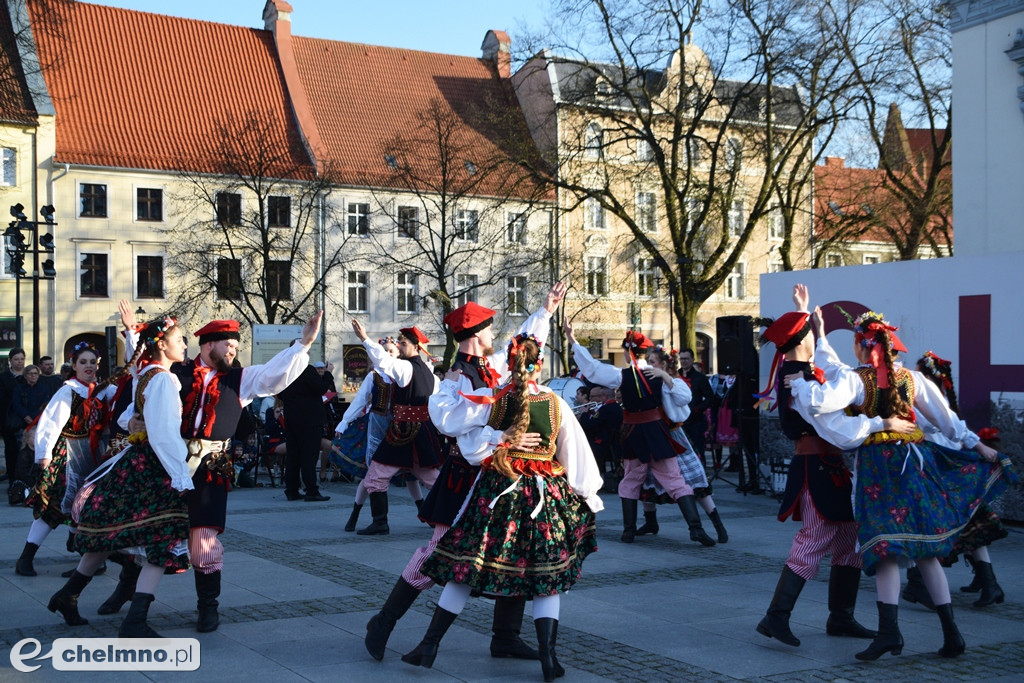 Barwny korowód i piękne występy na Rynku
