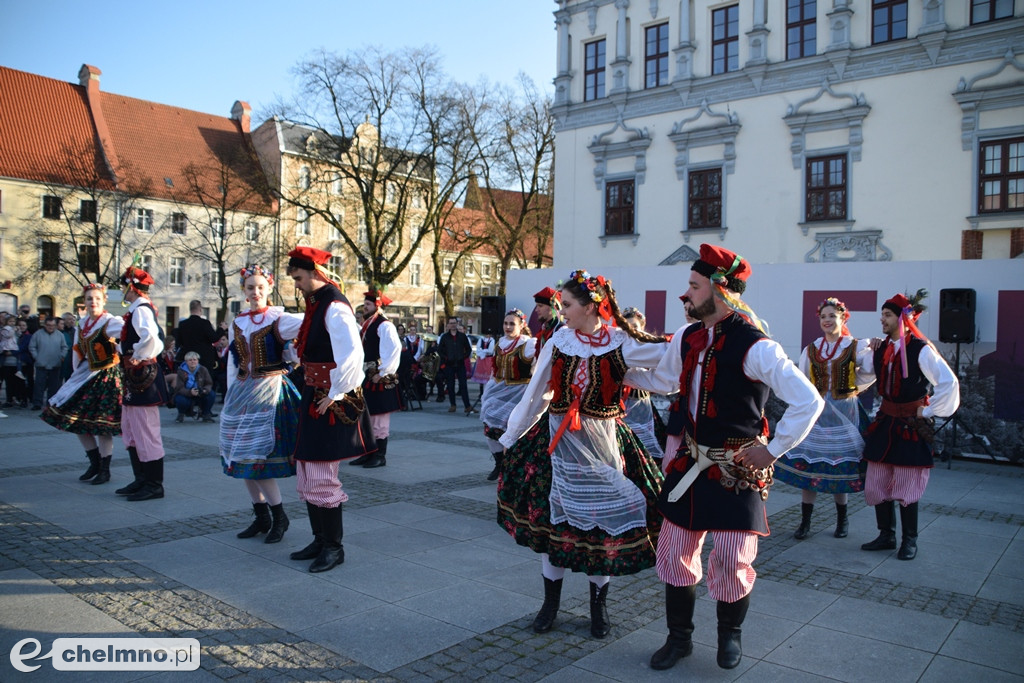 Barwny korowód i piękne występy na Rynku