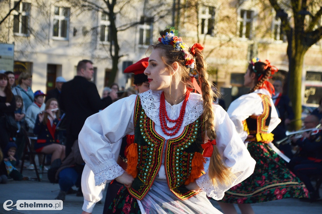 Barwny korowód i piękne występy na Rynku