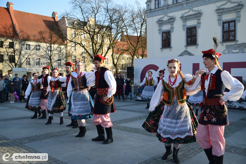Barwny korowód i piękne występy na Rynku