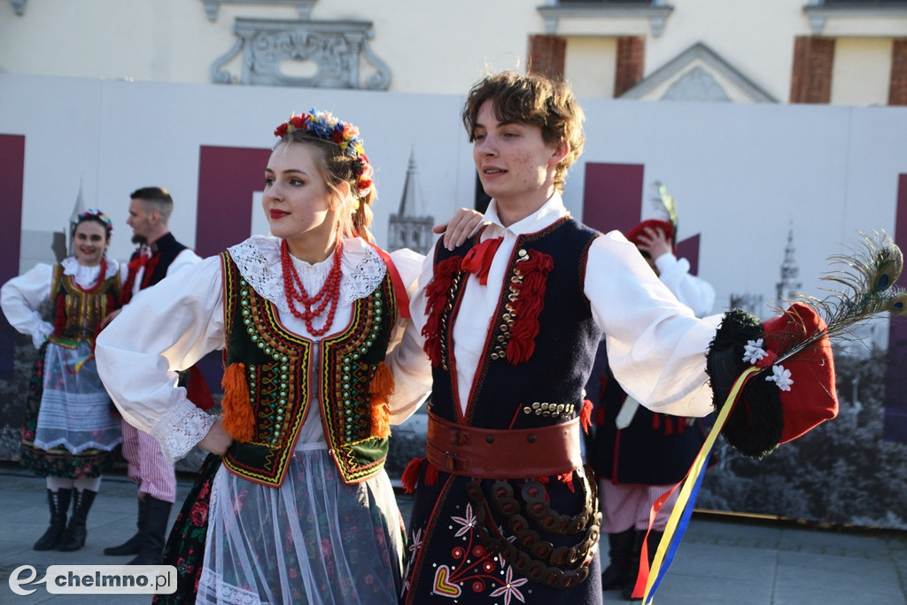 Barwny korowód i piękne występy na Rynku