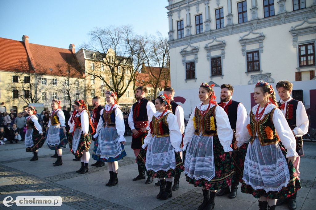 Barwny korowód i piękne występy na Rynku