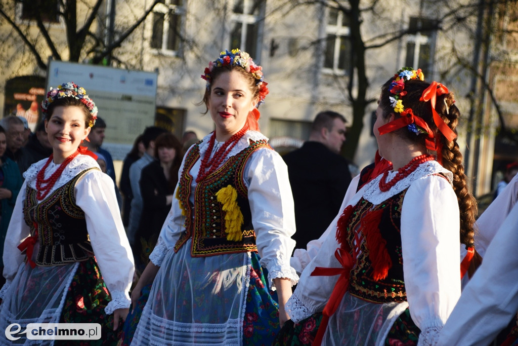 Barwny korowód i piękne występy na Rynku