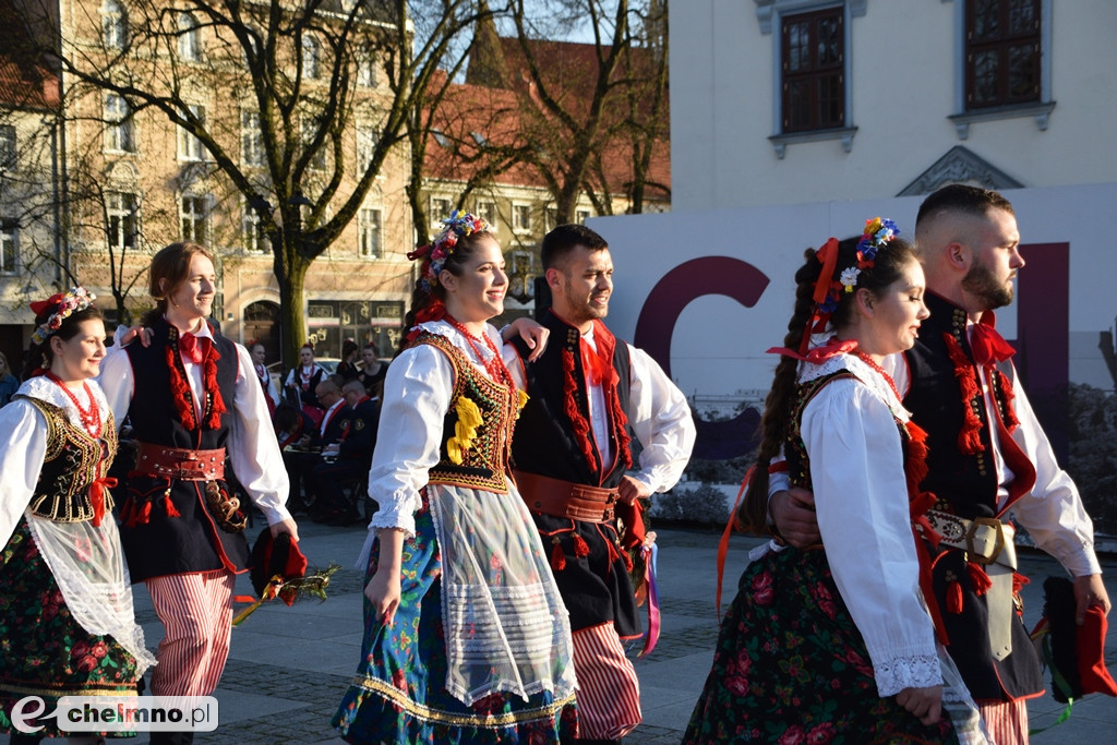 Barwny korowód i piękne występy na Rynku