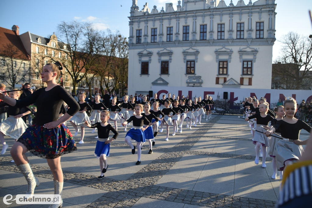 Barwny korowód i piękne występy na Rynku