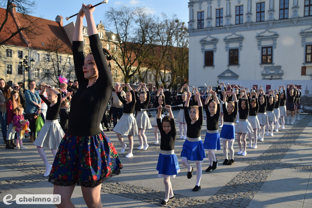 Barwny korowód i piękne występy na Rynku