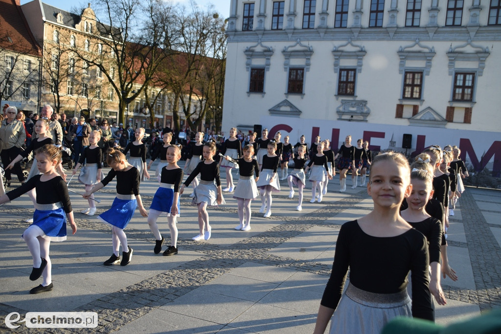 Barwny korowód i piękne występy na Rynku