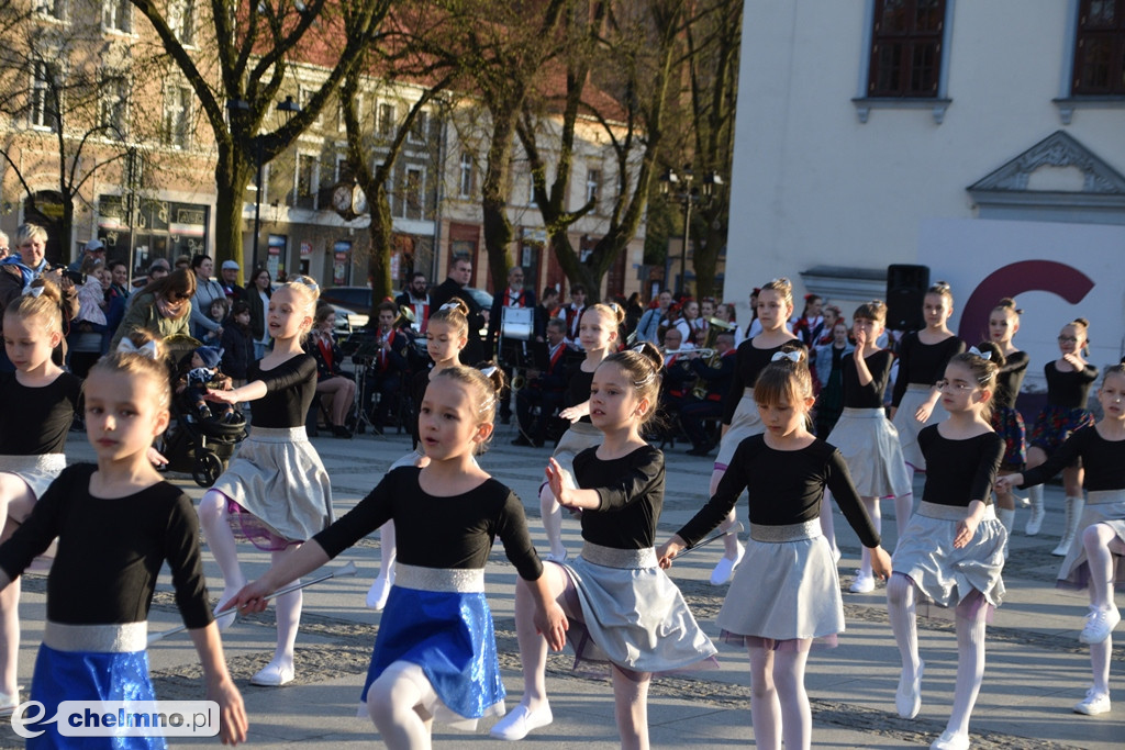 Barwny korowód i piękne występy na Rynku
